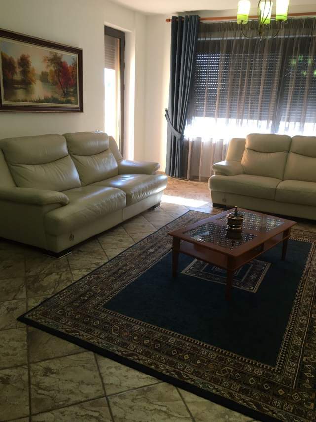 Tirane, jepet me qera apartament 3+1+BLK Kati 6, 157 m² 800 Euro (barrikadave)