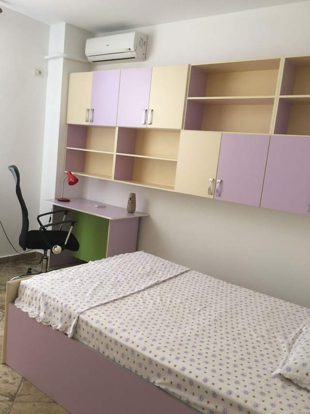 Tirane, jepet me qera apartament 3+1+BLK Kati 6, 157 m² 800 Euro (barrikadave)