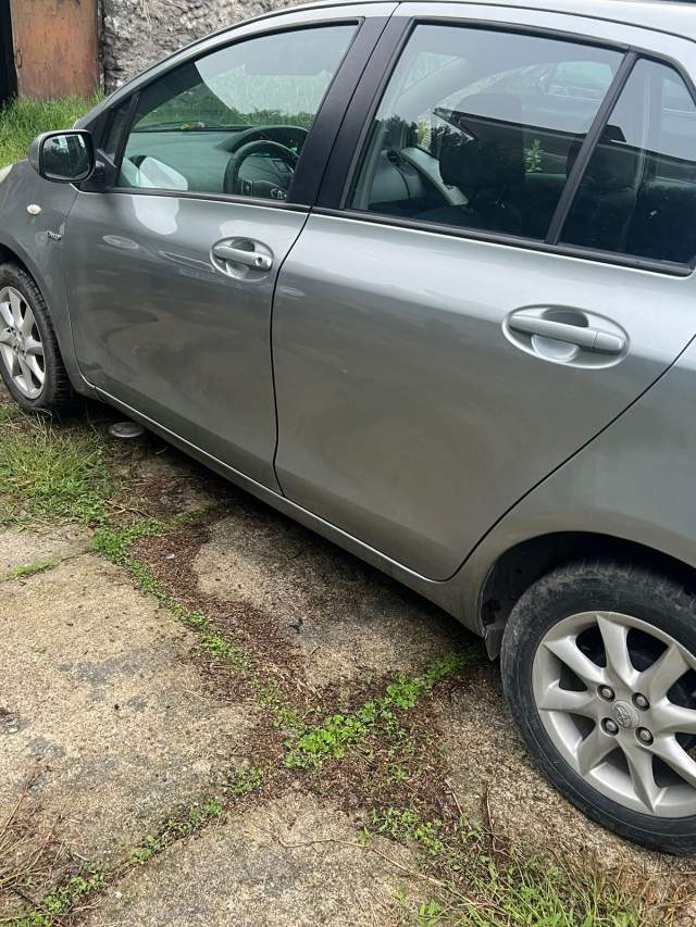 Tirane, shes makine Toyota Yaris Viti 2006, 4.000 Euro