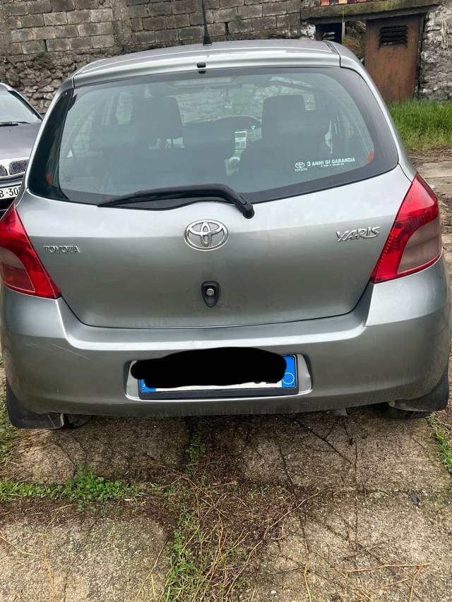 Tirane, shes makine Toyota Yaris Viti 2006, 4.000 Euro