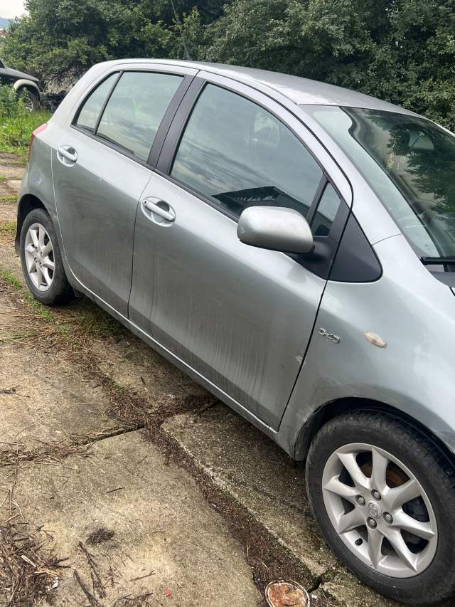 Tirane, shes makine Toyota Yaris Viti 2006, 4.000 Euro
