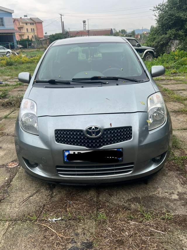 Tirane, shes makine Toyota Yaris Viti 2006, 4.000 Euro