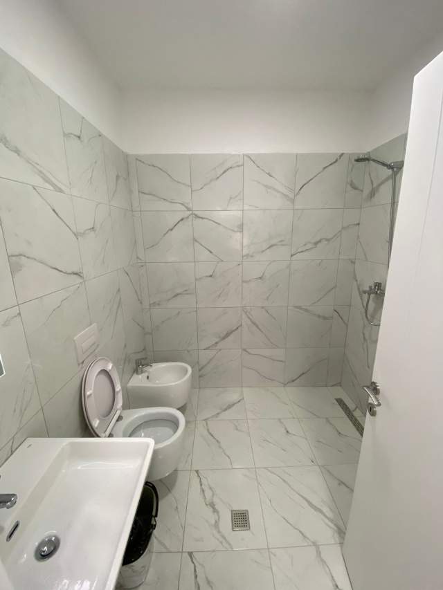 Tirane, jepet me qera apartament 2+1+BLK Kati 5, 93 m² 500 Euro (kompleksi sima)