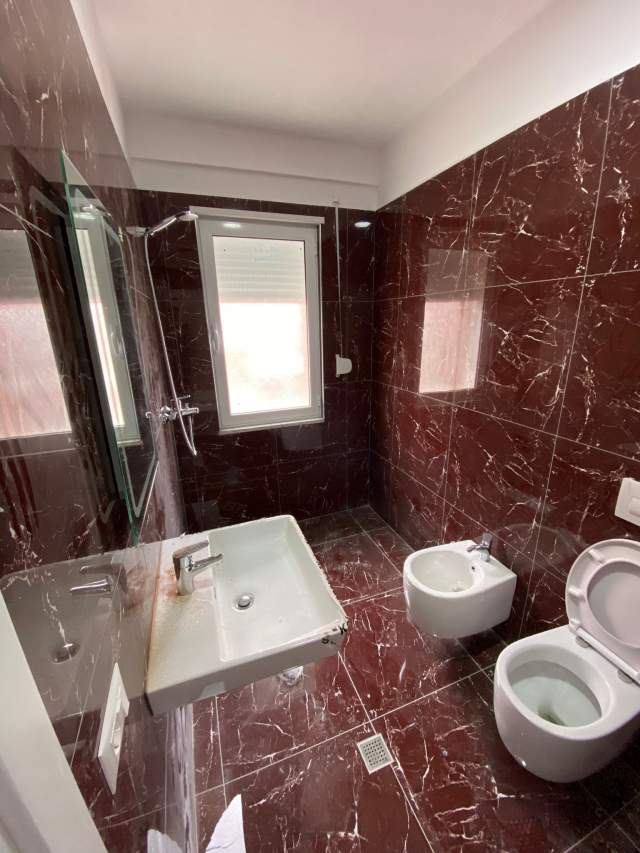 Tirane, jepet me qera apartament 2+1+BLK Kati 5, 93 m² 500 Euro (kompleksi sima)