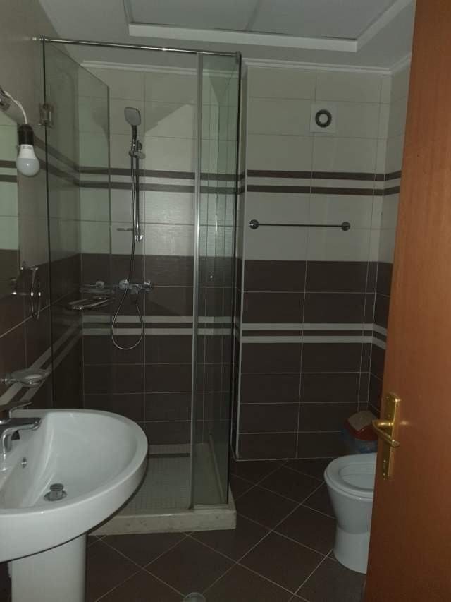 Tirane, jepet me qera apartament 2+1+BLK Kati 1, 100 m² 450 Euro (NDRE MJEDA)