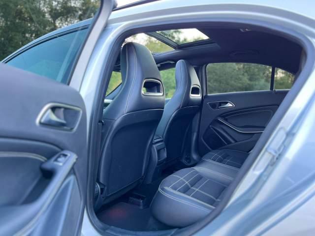 shes Mercedes-Benz MERCEDES A 180 - PANORAMA - 2013