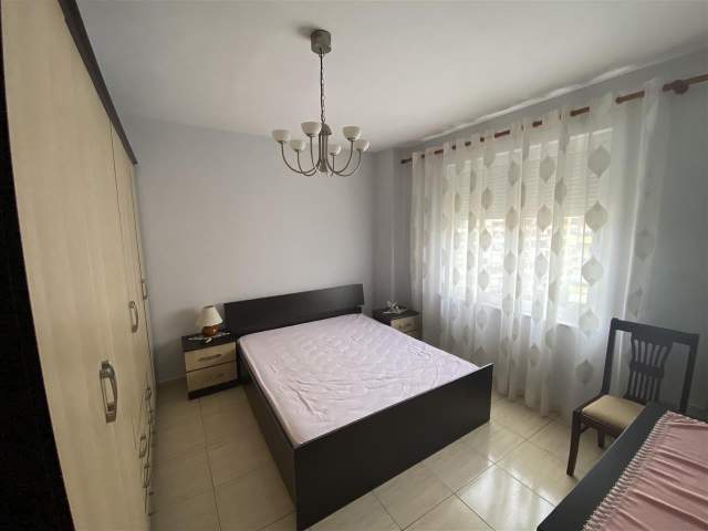 Tirane, jepet me qera apartament 4+1 Kati 8, 95 m² 450 Euro (komuna e parisit)