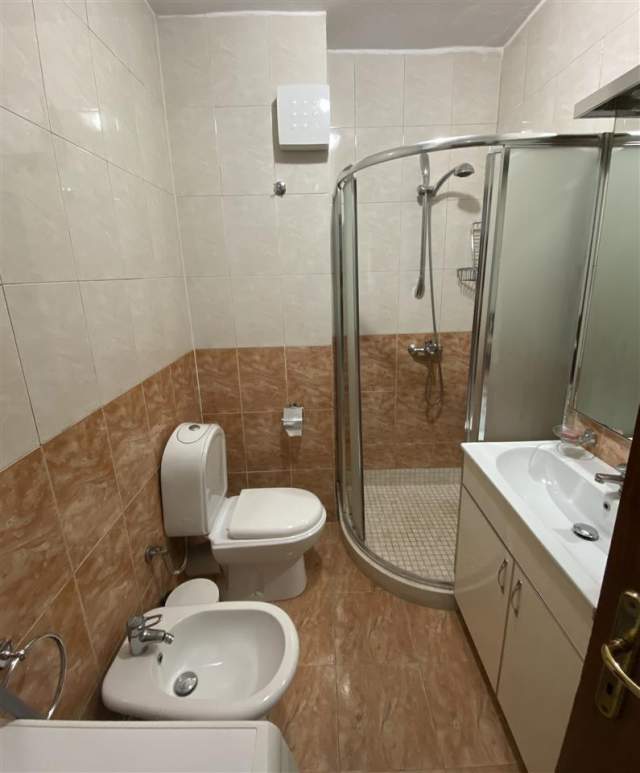 Tirane, jepet me qera apartament 4+1 Kati 8, 95 m² 450 Euro (komuna e parisit)
