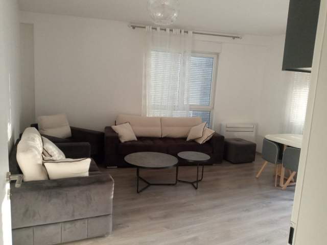 Apartament 2+1 me qira, prane 21 Dhjetorit, Kompleksi Kontakt, Tirane