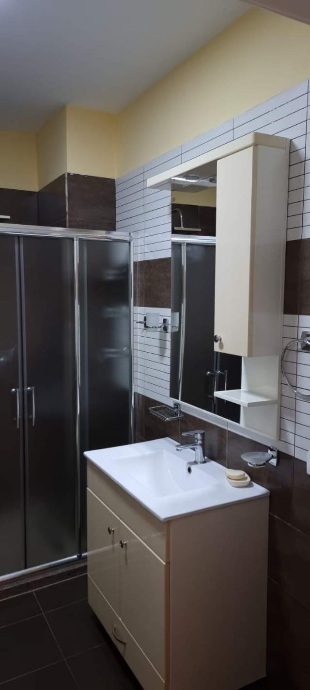 Apartament 2+1 me qira, 21-dhjetori ne kompleks banimi Tirane✔️