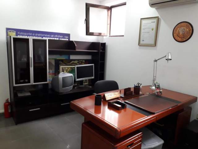 Tirane, jepet me qera dyqan Kati 0, 45 m² 380 Euro (kavajes)