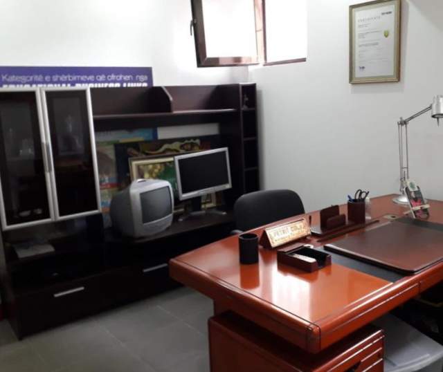 Tirane, jepet me qera dyqan Kati 0, 45 m² 380 Euro (kavajes)