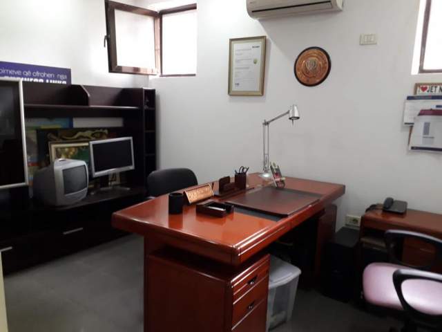 Tirane, jepet me qera dyqan Kati 0, 45 m² 380 Euro (kavajes)