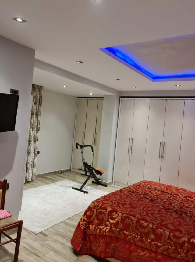 Tirane, jepet me qera apartament 3+1+BLK Kati 3, 154 m² 216.000 Euro (Komuna parisit,  tek lulishtja)