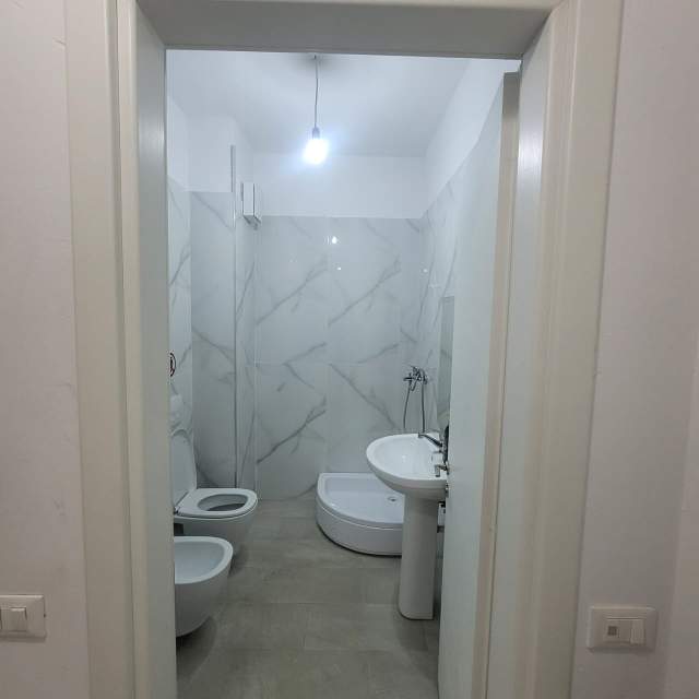 Tirane, jepet me qera apartament 1+1+BLK Kati 4, 55 m² 400 Euro (petro korcari)