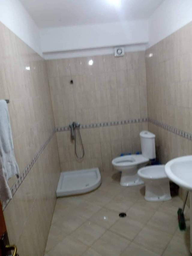 Tirane, jepet me qera apartament 1+1 Kati 1, 35.000 Leke (Rruga 5 Maji)