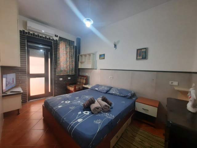 1+1+ballkon, kondicioner parkim, wifi, i mire kompletuar me te gjitha, 5 min large nga bulevardi i Ri