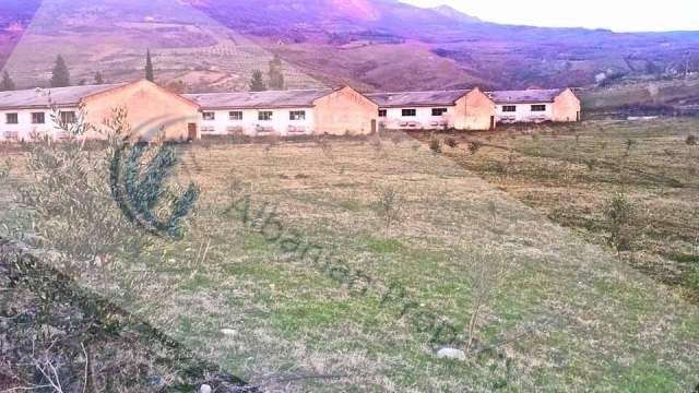 Elbasan, Shitet tokë me sipërfaqe 54000 m² në të cilën 9800 m² e zë vetëm ndërtesa 2.000.000 Euro (pranë autostadës)