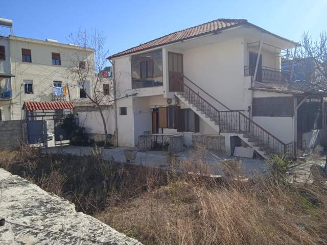 Në qendër të Vlorës shitet shtepi dykatëshe 110 m2 me sip trualli rreth 400 m2