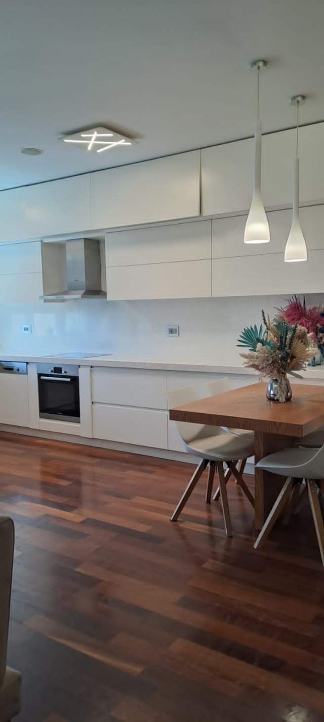 Tirane, jepet me qera apartament 2+1+BLK Kati 8, 125 m² 1.500 Euro (Rruga Dervish Hima)