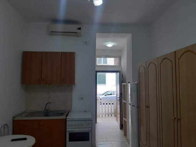 Tirane, jepet me qera apartament 1+1 Kati 1, 30 m² 25.000 Leke (Perball Gjykates, Ish Ekspozita)