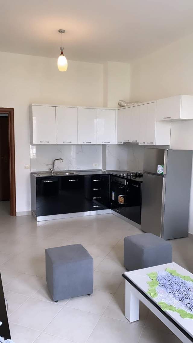 Tirane, jepet me qera apartament 1+1 Kati 2, 60 m² 35.000 Leke (Mbi Gjimnazin Partizani,300 m nga Selvia)