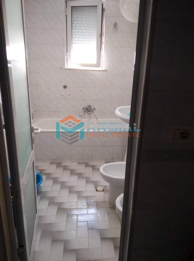 Tirane, jepet me qera apartament 2+1+BLK Kati 4, 87 m² 35.000 Leke (Xhanfize keko)