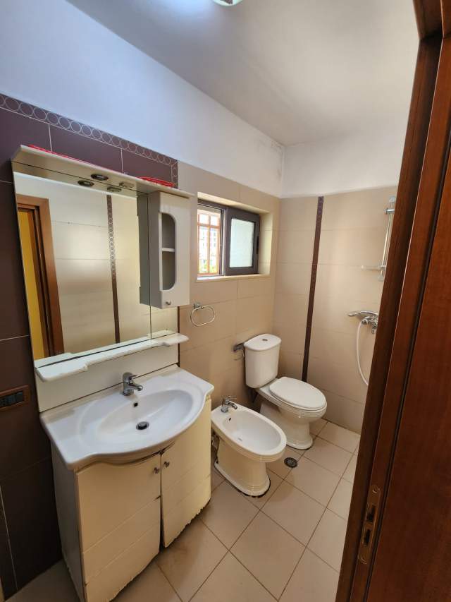 Tirane, jepet me qera apartament 1+1+BLK Kati 3, 55 m² 300 Euro