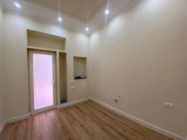 Tirane, jepet me qera ambjent biznesi Kati 2, 500 Euro (Rruga e Dibrës)