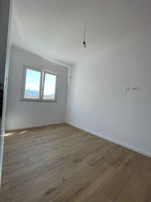 Tirane, shes apartament 1+1 Kati 3, 43 m² 82.000 Euro (rruga e kavajes)