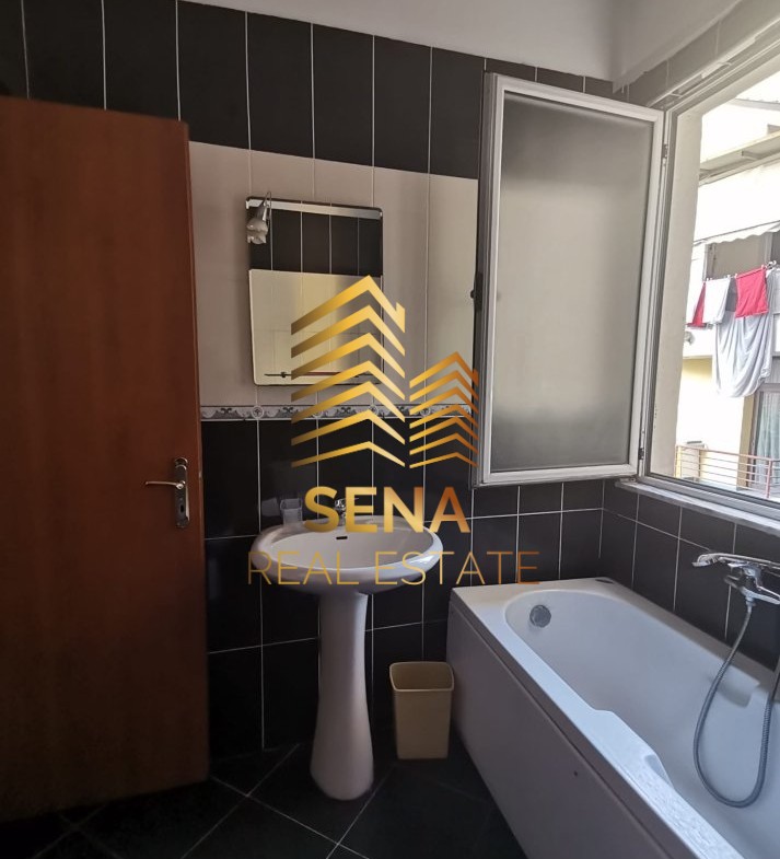 Tirane, jepet me qera apartament 1+1 Kati 4, 57 m² 400 € (Rruga Rrapo Hekali)