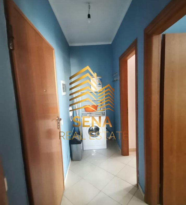 Tirane, jepet me qera apartament 1+1 Kati 4, 57 m² 400 € (Rruga Rrapo Hekali)