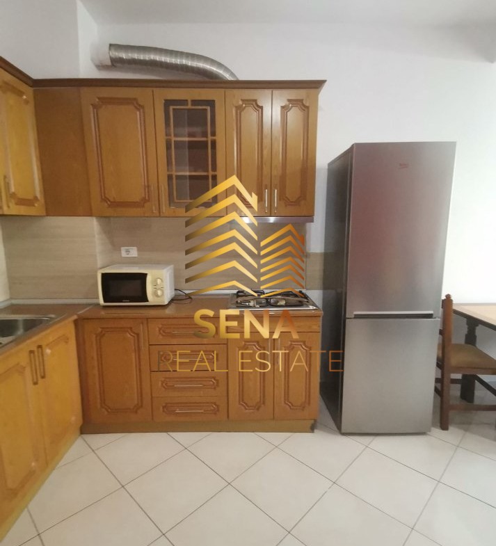 Tirane, jepet me qera apartament 1+1 Kati 4, 57 m² 400 € (Rruga Rrapo Hekali)