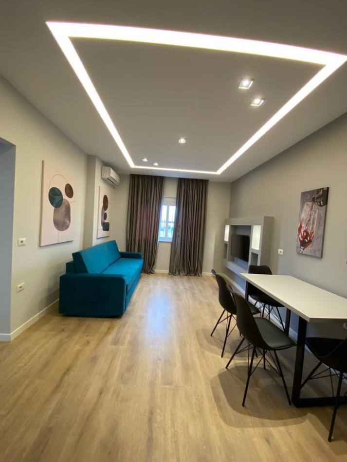 Tirane, jepet me qera apartament 2+1+Ballkon Kati 2, 90 m² 600 € (Blloku ambasadave)