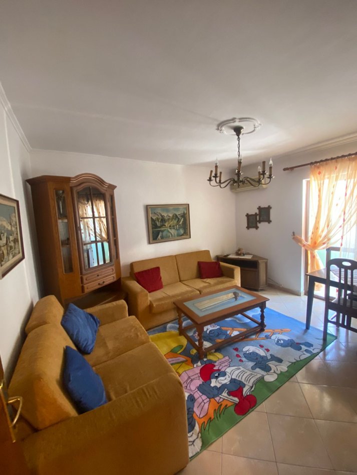 Tirane, jepet me qera apartament 2+1+Ballkon Kati 4, 67 m² 400 € (Bulevardi Zhan D&#039;ark)