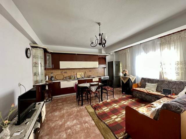 Shitet Shtepi 327 m² 120.000 Euro (Pazari i Vjeter) Korce