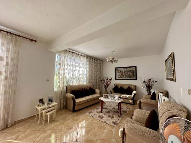 Shitet Shtepi 327 m² 120.000 Euro (Pazari i Vjeter) Korce