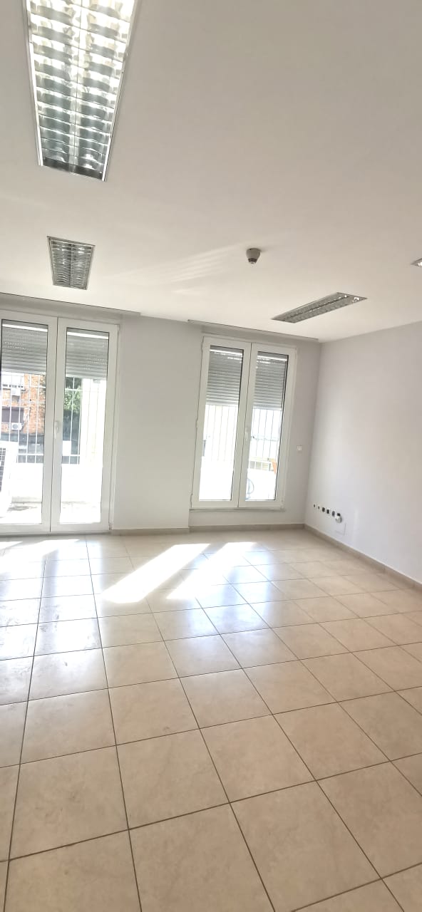 Tirane, jepet me qera zyre Kati 2, 126 m² 1.200 Euro (Rruga Kavajes)