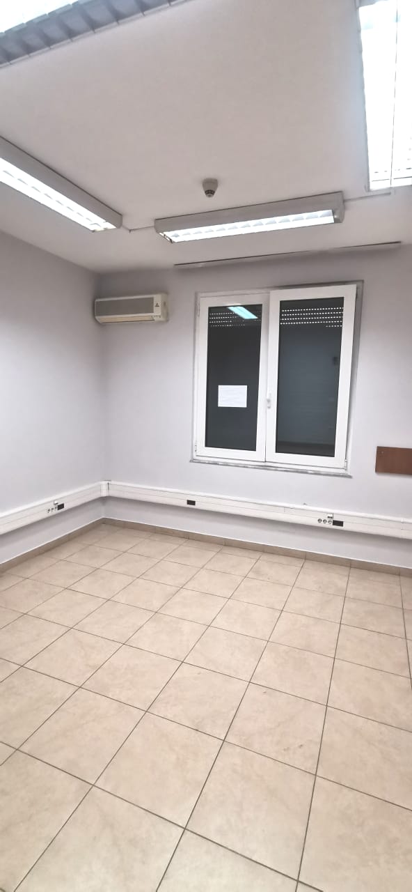 Tirane, jepet me qera zyre Kati 2, 126 m² 1.200 Euro (Rruga Kavajes)