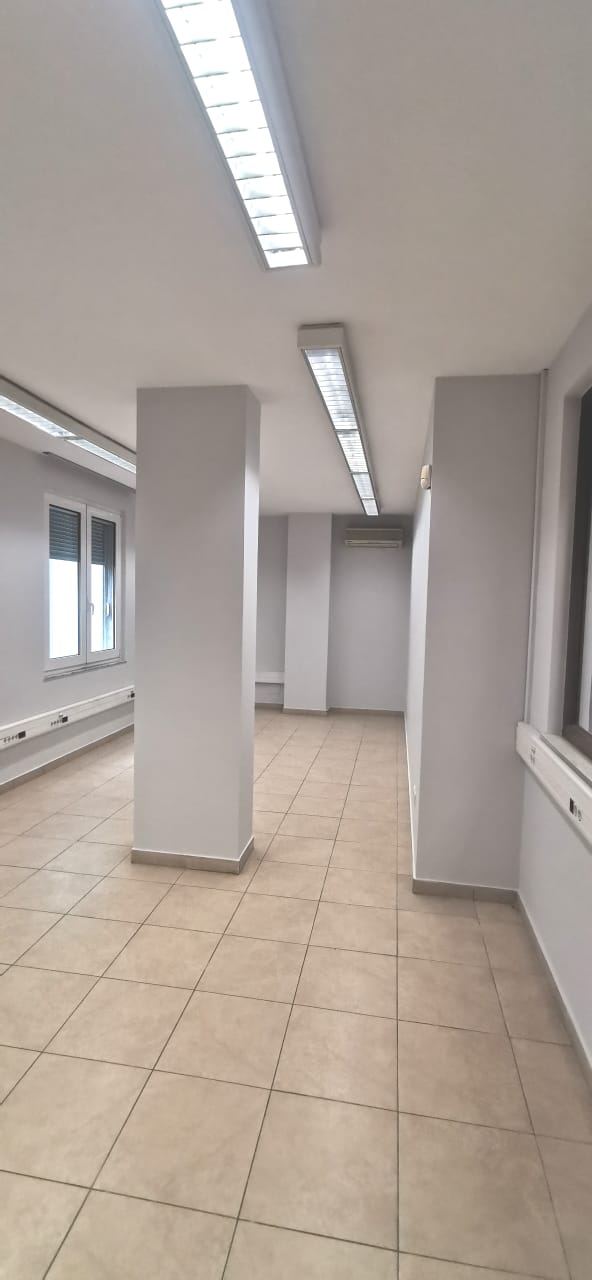 Tirane, jepet me qera zyre Kati 2, 126 m² 1.200 Euro (Rruga Kavajes)