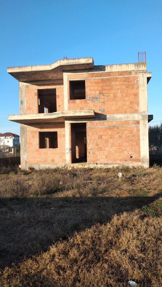 Tirane, shitet shtepi 2+1+Ballkon, 2 katëshe me sip ndertimi 166 m²+400 m2 truall= 100.000 € (Kasallë)