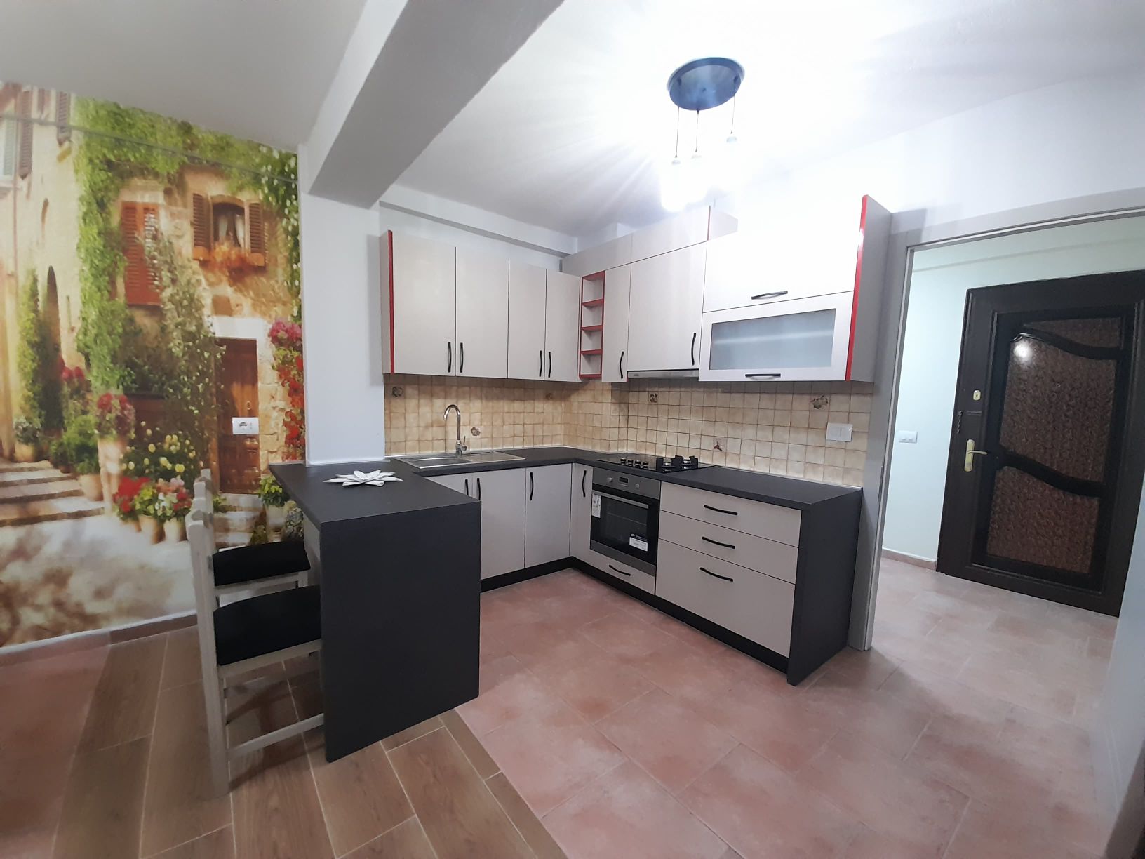 Jepet me qera apartament 2+1 te stacioni i trenit
