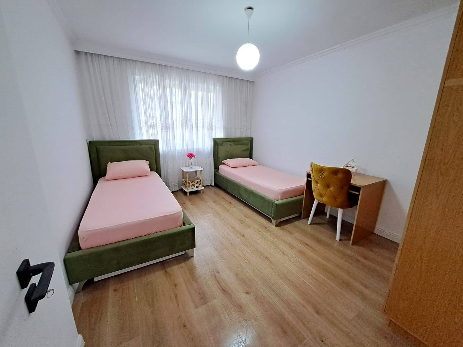 Jepet me qera apartament 2+1 te stacioni i trenit