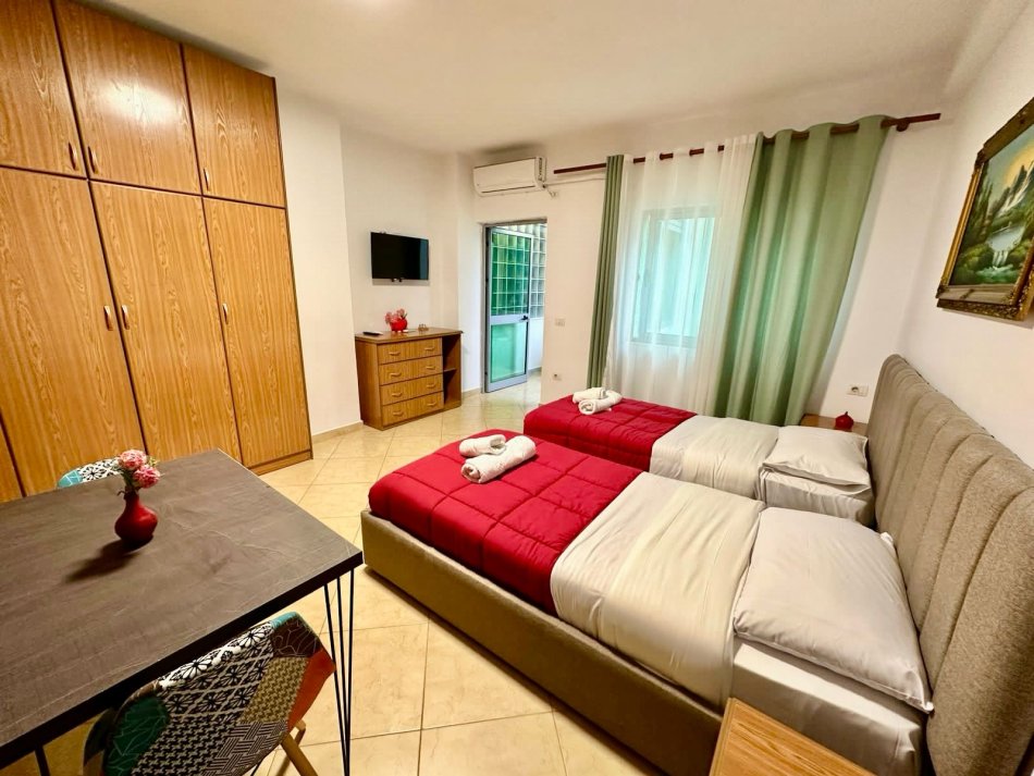 Tirane, shiten 2-3 ose 5 garsoniere  (Hotel Closseu)