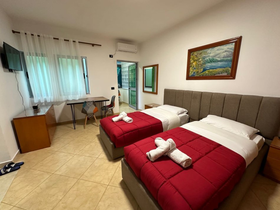Tirane, shiten 2-3 ose 5 garsoniere  (Hotel Closseu)