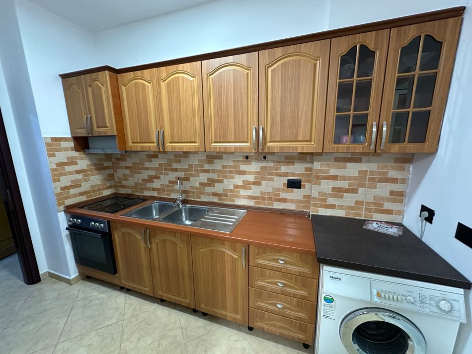 Tirane, shiten 2-3 ose 5 garsoniere  (Hotel Closseu)