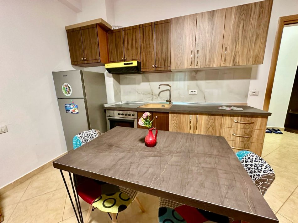 Tirane, shiten 2-3 ose 5 garsoniere  (Hotel Closseu)