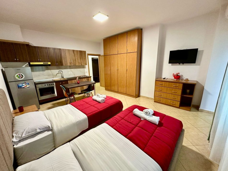 Tirane, shiten 2-3 ose 5 garsoniere  (Hotel Closseu)