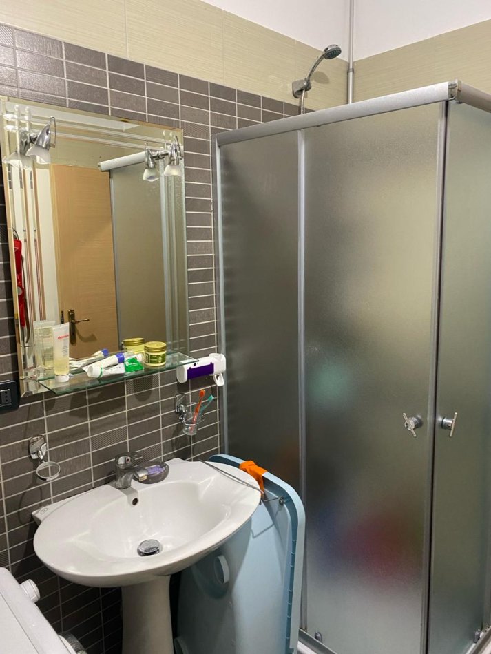 Tirane, jepet me qera apartament 2+1+Ballkon Kati 7, 105 m² 450 € (Astir,sa kalon BarArtistin afer lulishtes)