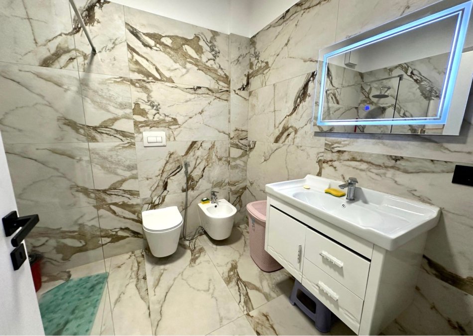Tirane, jepet me qera apartament 1+1+Ballkon Kati 0, 65 m² 600 € (TEG)
